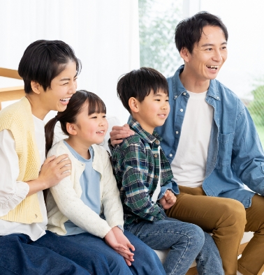 家族でテレビ鑑賞している風景