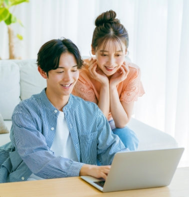 男性と女性がパソコンを見ている風景
