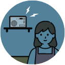 停電で暗くなった部屋にいる女性